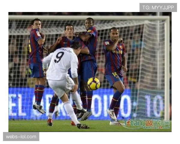 “迪马尔科任意球绝杀：意大利后卫的欧冠高光”